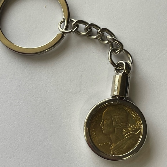 Gorgeous me French golden coin keychain - Picture 5 of 7